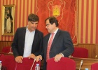 Salvador de Foronda departiendo con Fernando Gómez antes de iniciarse el Pleno. 